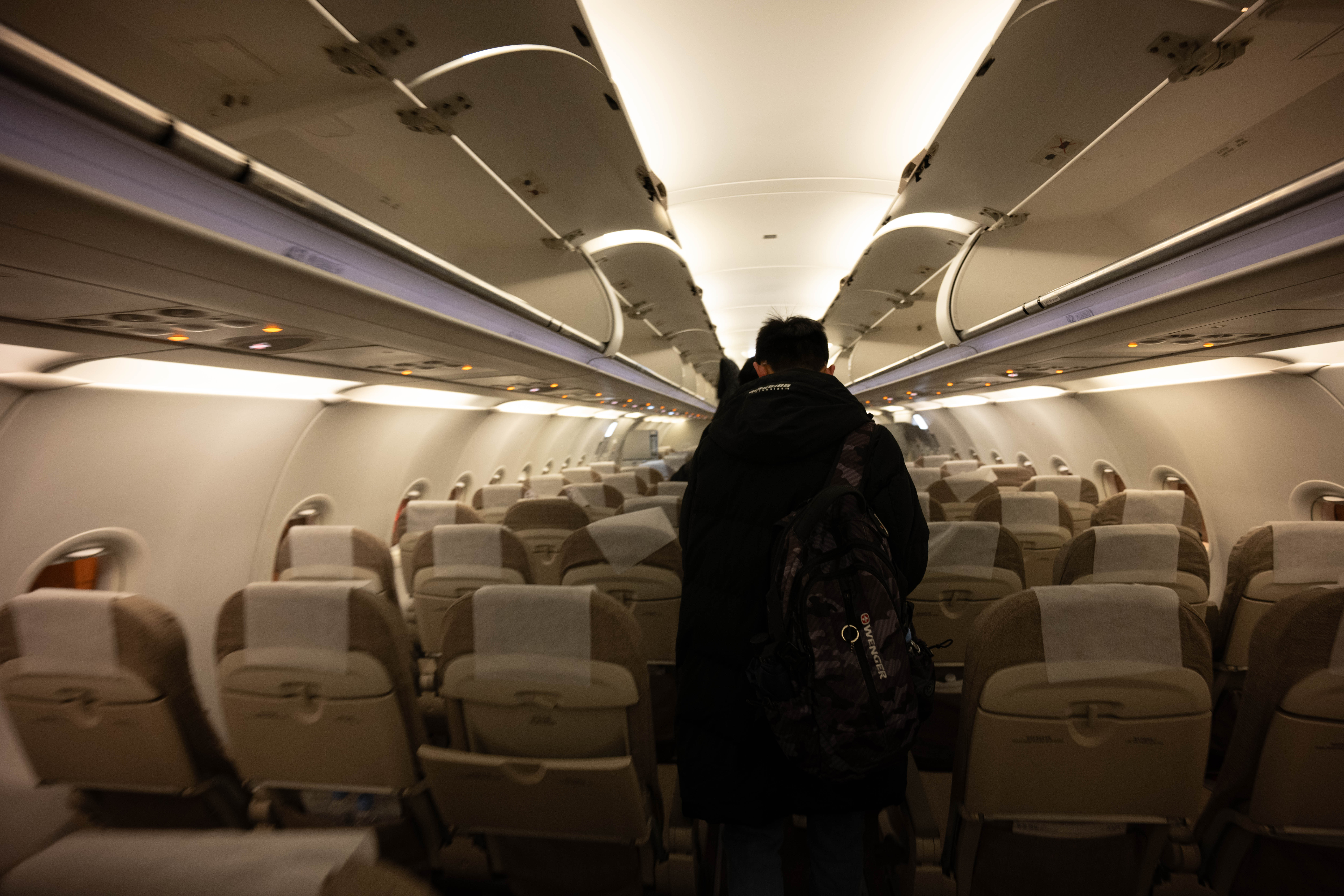 飛行機から降りようとする人たち